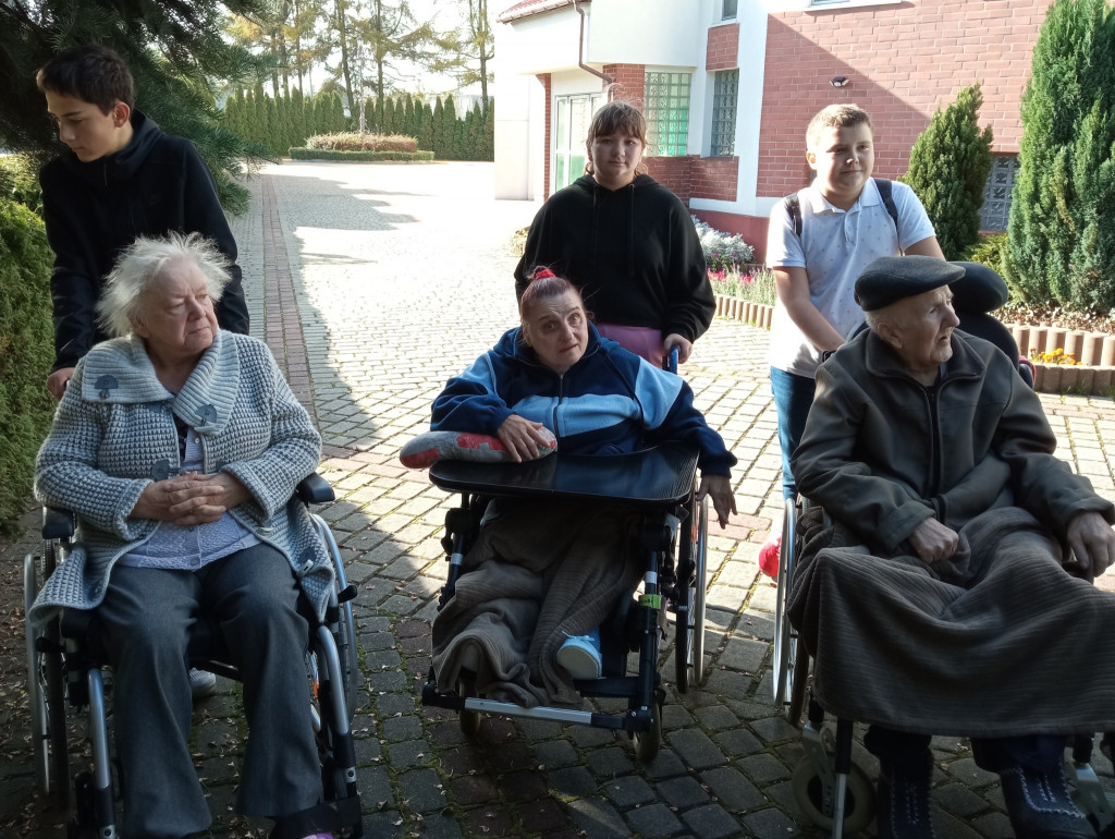 Młodzi pomagają podpiecznym DPS [ZDJĘCIA]