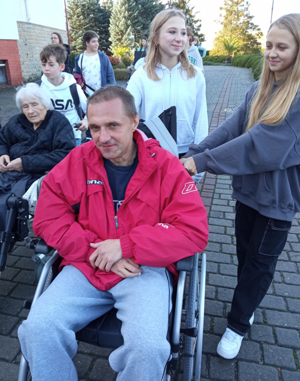 Młodzi pomagają podpiecznym DPS [ZDJĘCIA]