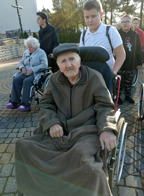 Młodzi pomagają podpiecznym DPS [ZDJĘCIA]