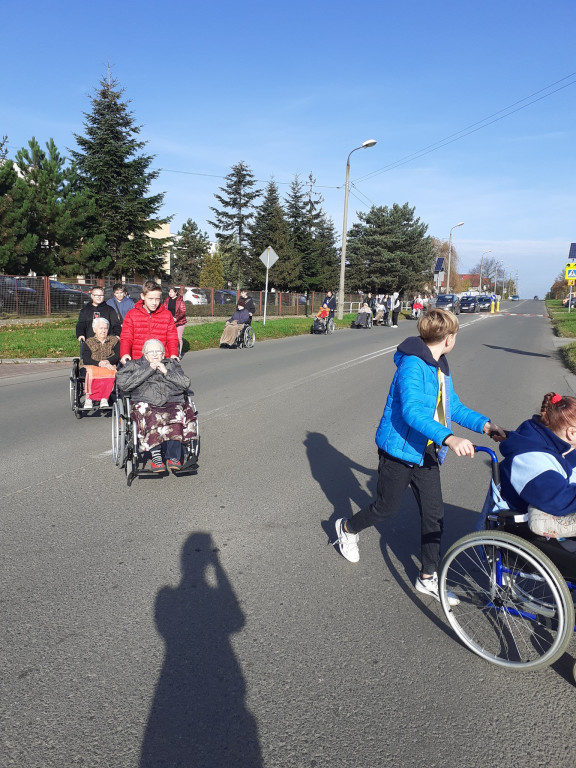 Młodzi pomagają podpiecznym DPS [ZDJĘCIA]