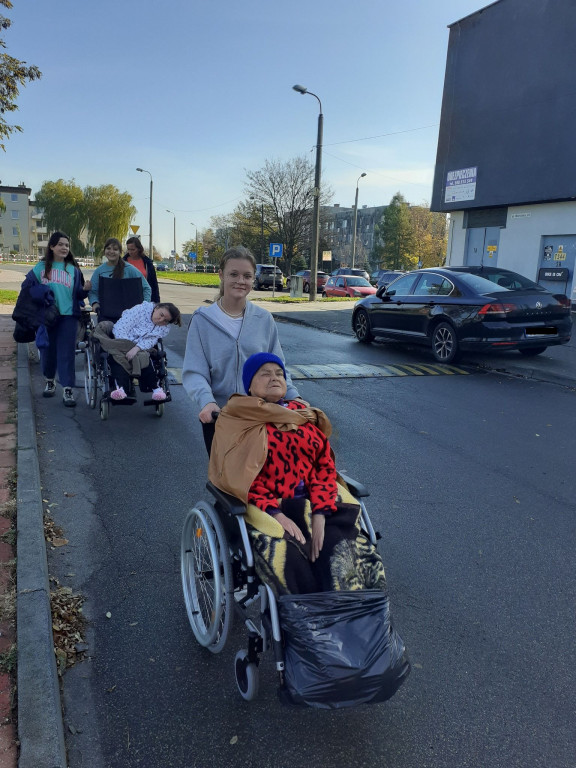 Młodzi pomagają podpiecznym DPS [ZDJĘCIA]