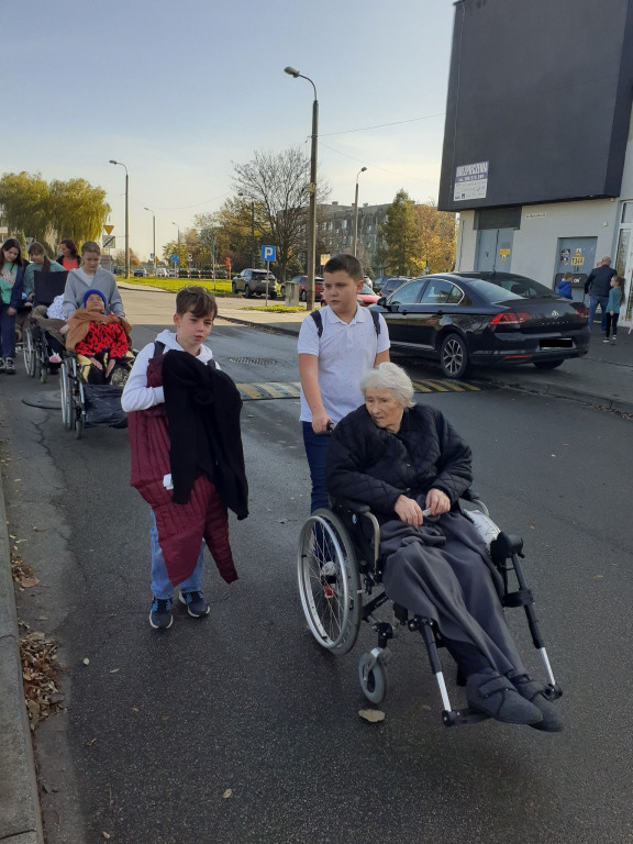 Młodzi pomagają podpiecznym DPS [ZDJĘCIA]