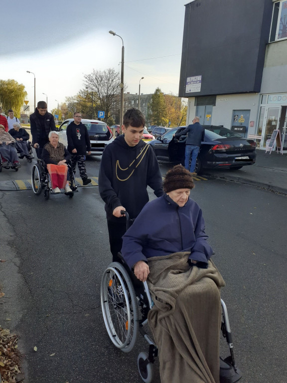 Młodzi pomagają podpiecznym DPS [ZDJĘCIA]