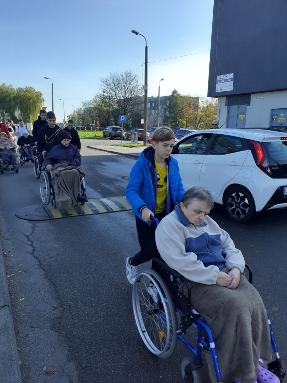 Młodzi pomagają podpiecznym DPS [ZDJĘCIA]