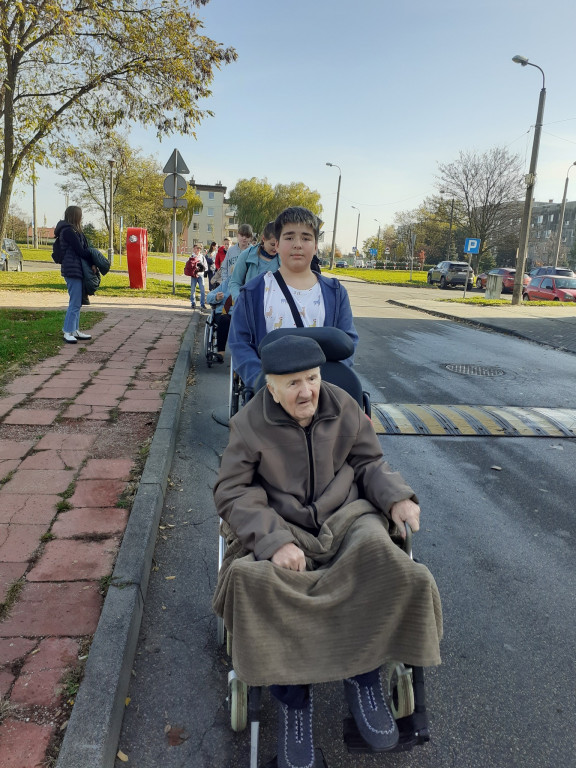 Młodzi pomagają podpiecznym DPS [ZDJĘCIA]