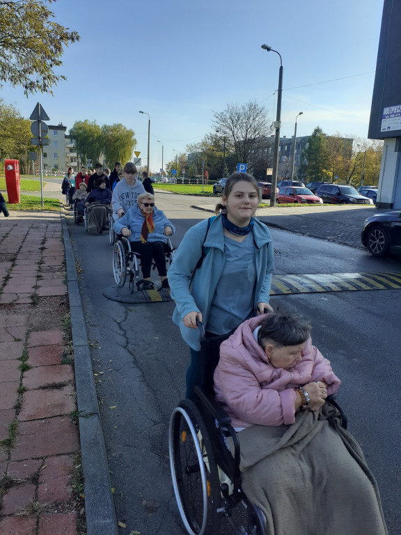 Młodzi pomagają podpiecznym DPS [ZDJĘCIA]