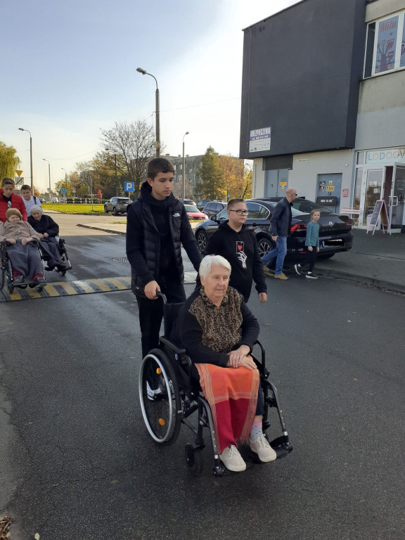 Młodzi pomagają podpiecznym DPS [ZDJĘCIA]