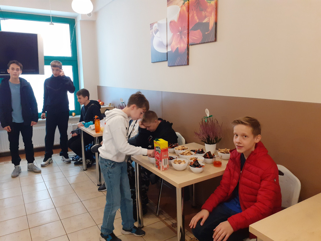 Młodzi pomagają podpiecznym DPS [ZDJĘCIA]