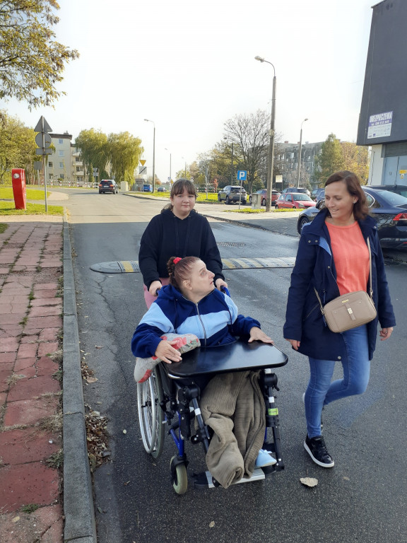 Młodzi pomagają podpiecznym DPS [ZDJĘCIA]