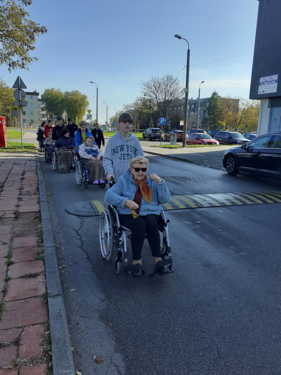 Młodzi pomagają podpiecznym DPS [ZDJĘCIA]