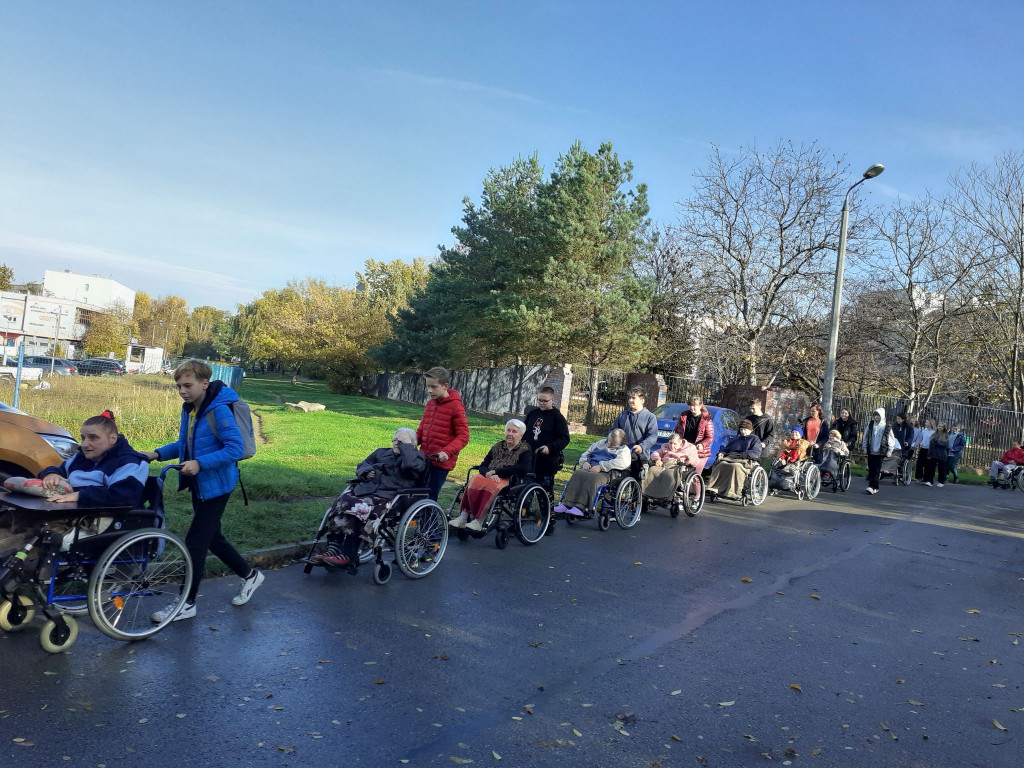 Młodzi pomagają podpiecznym DPS [ZDJĘCIA]