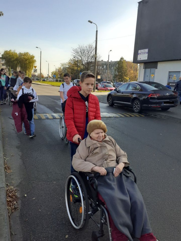 Młodzi pomagają podpiecznym DPS [ZDJĘCIA]