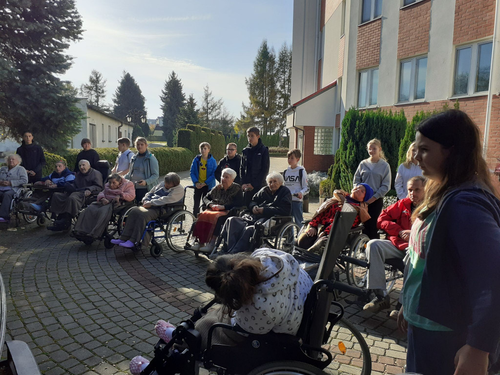 Młodzi pomagają podpiecznym DPS [ZDJĘCIA]