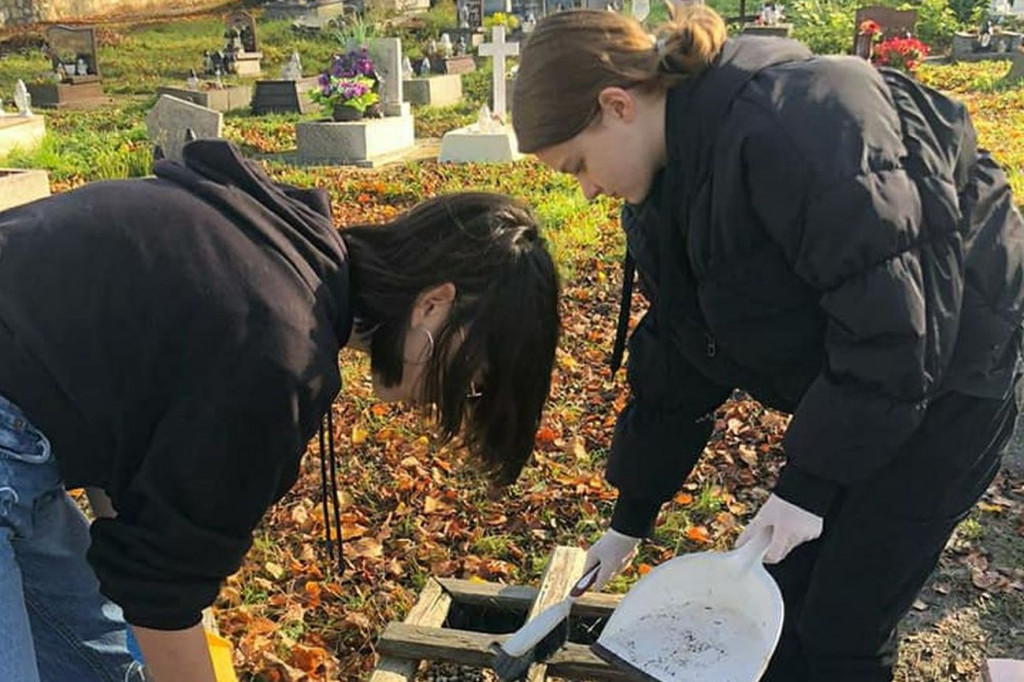 Radzionków. Uczennice zadbały o groby