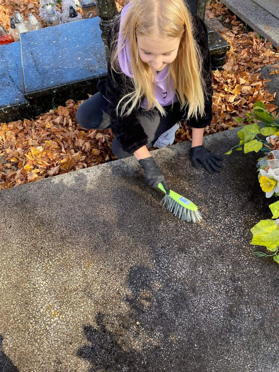 Radzionków. Uczennice zadbały o groby