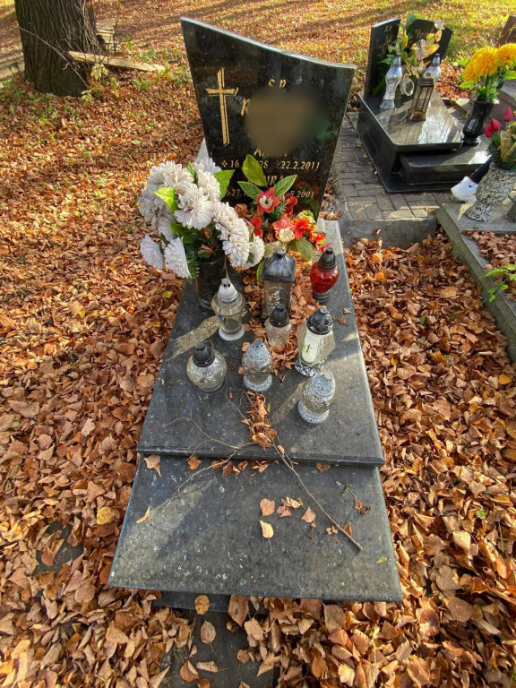 Radzionków. Uczennice zadbały o groby