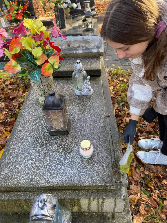 Radzionków. Uczennice zadbały o groby