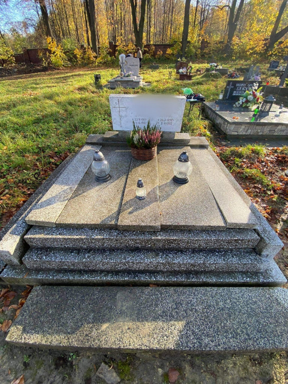 Radzionków. Uczennice zadbały o groby