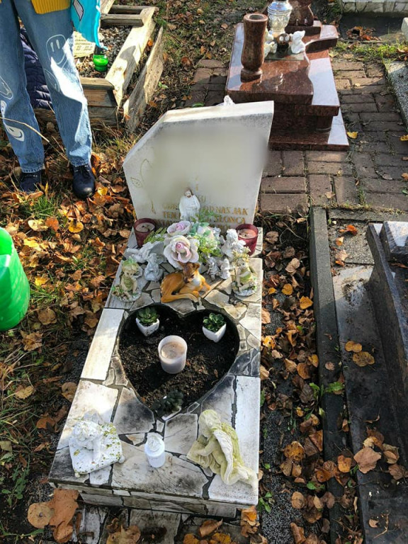 Radzionków. Uczennice zadbały o groby