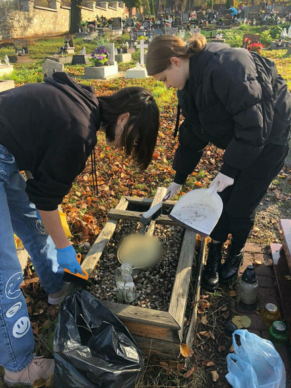 Radzionków. Uczennice zadbały o groby