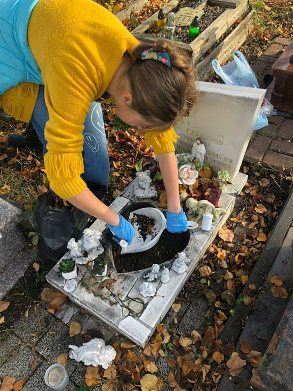 Radzionków. Uczennice zadbały o groby