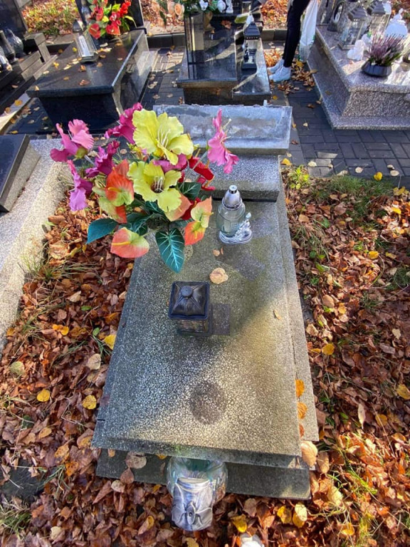 Radzionków. Uczennice zadbały o groby