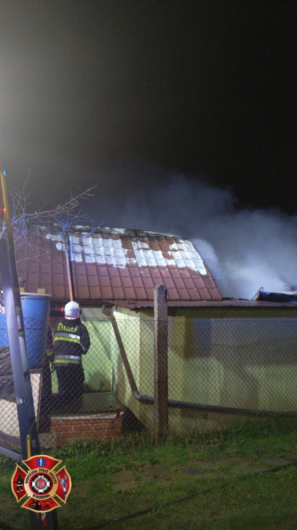 Pożar na ogródkach. 8 zastępów straży w akcji