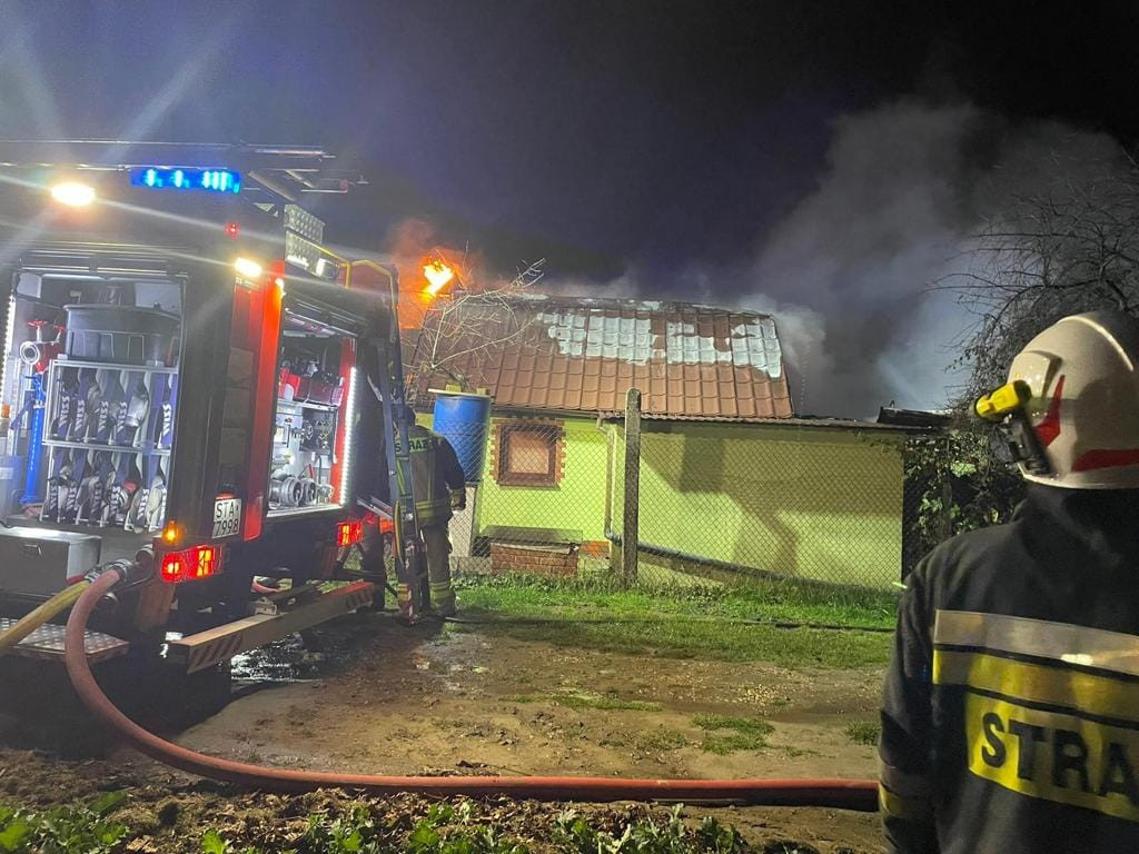 Pożar na ogródkach. 8 zastępów straży w akcji