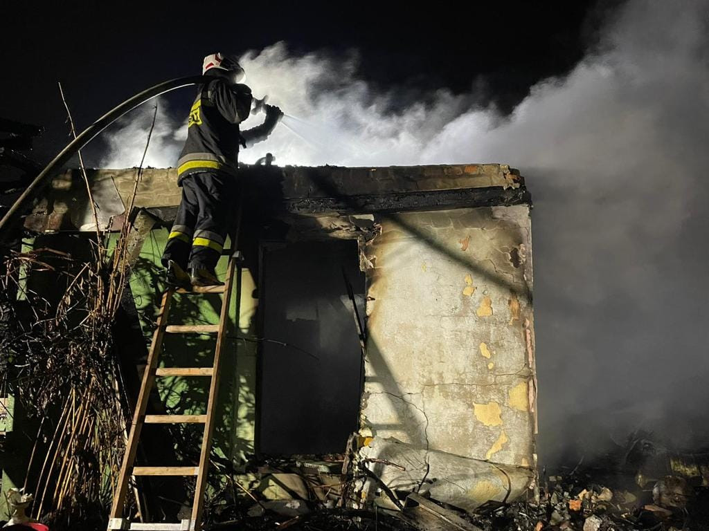 Pożar na ogródkach. 8 zastępów straży w akcji