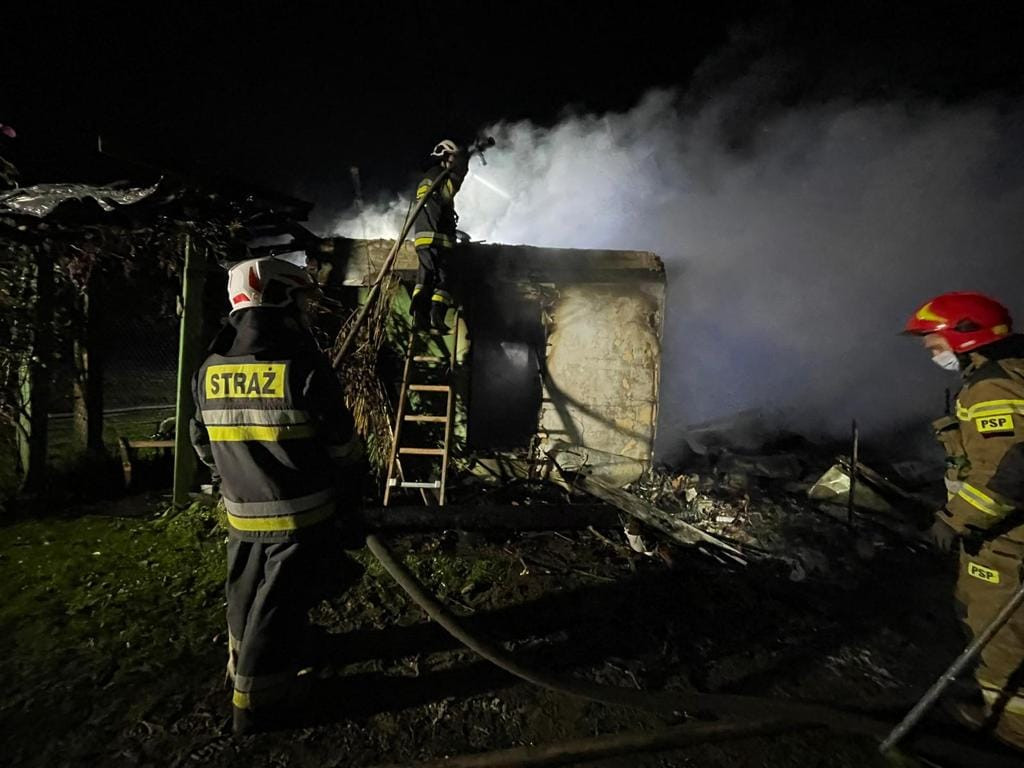 Pożar na ogródkach. 8 zastępów straży w akcji