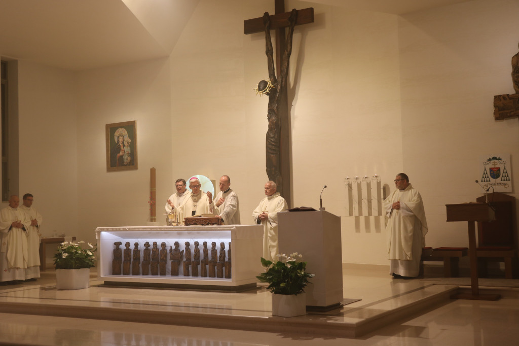 Arcybiskup poświęcił odnowiony kościół i ołtarz