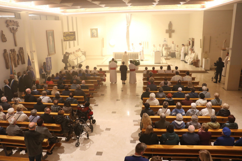 Arcybiskup poświęcił odnowiony kościół i ołtarz