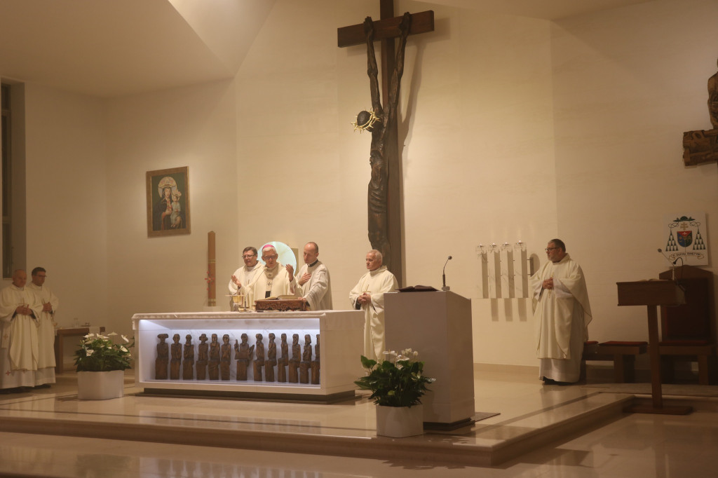 Arcybiskup poświęcił odnowiony kościół i ołtarz