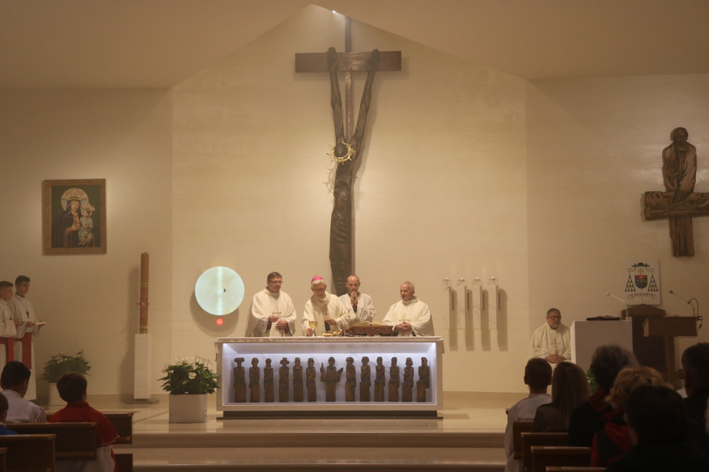 Arcybiskup poświęcił odnowiony kościół i ołtarz