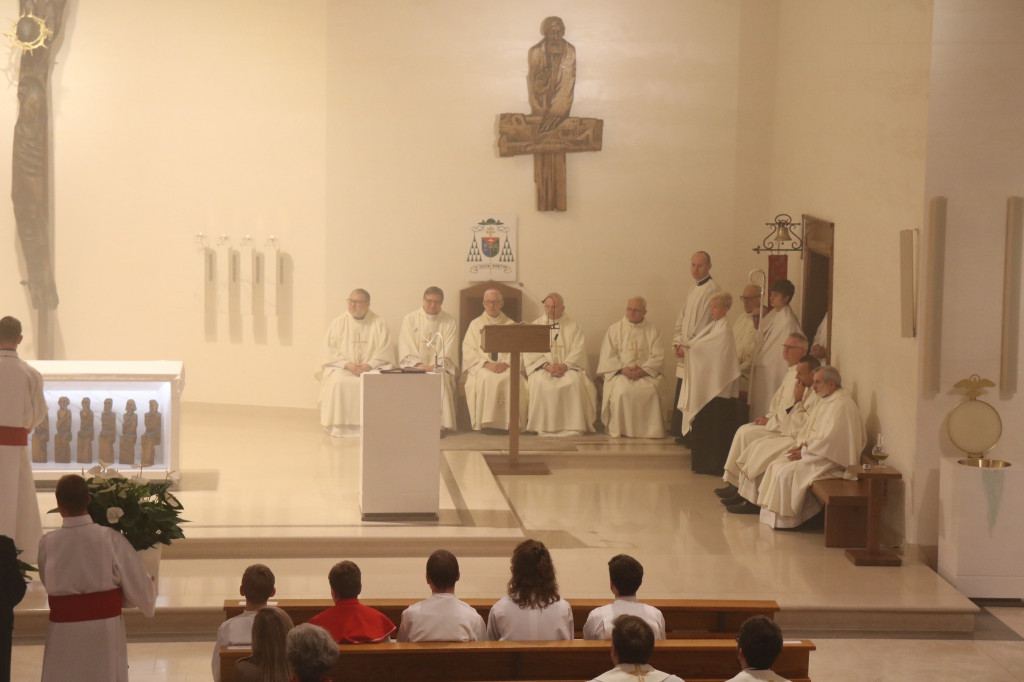 Arcybiskup poświęcił odnowiony kościół i ołtarz