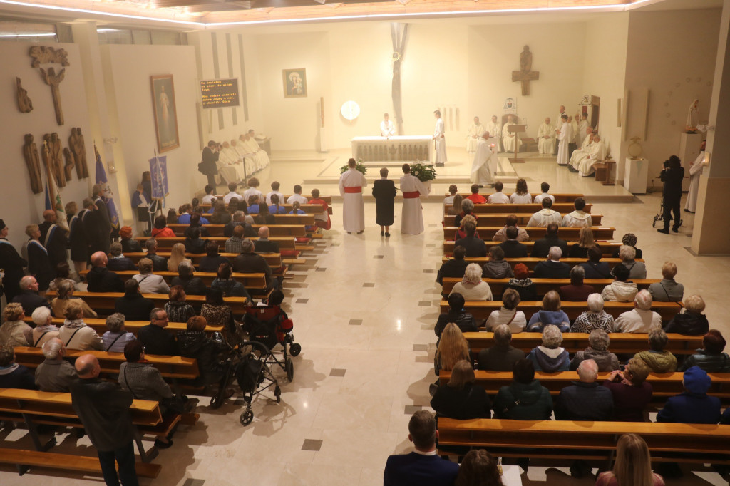 Arcybiskup poświęcił odnowiony kościół i ołtarz