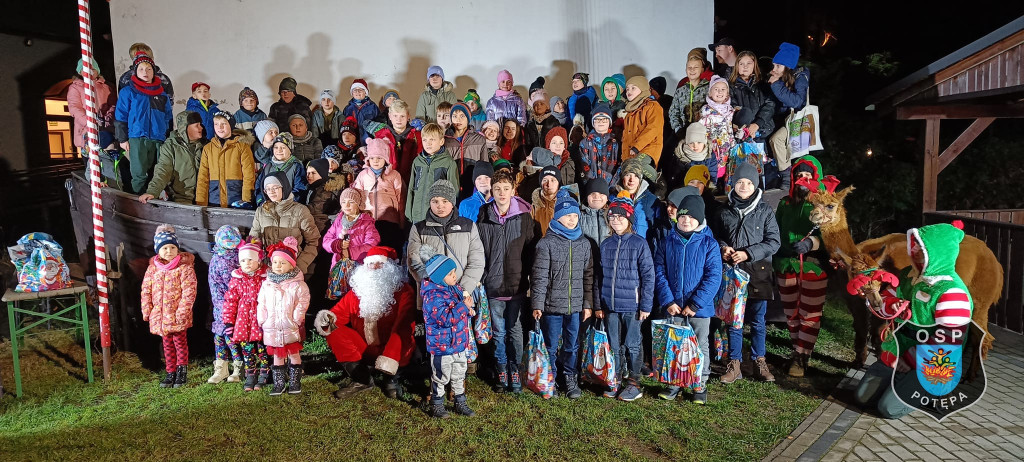 Zamiast reniferów były alpaki, mikołajki z druhami