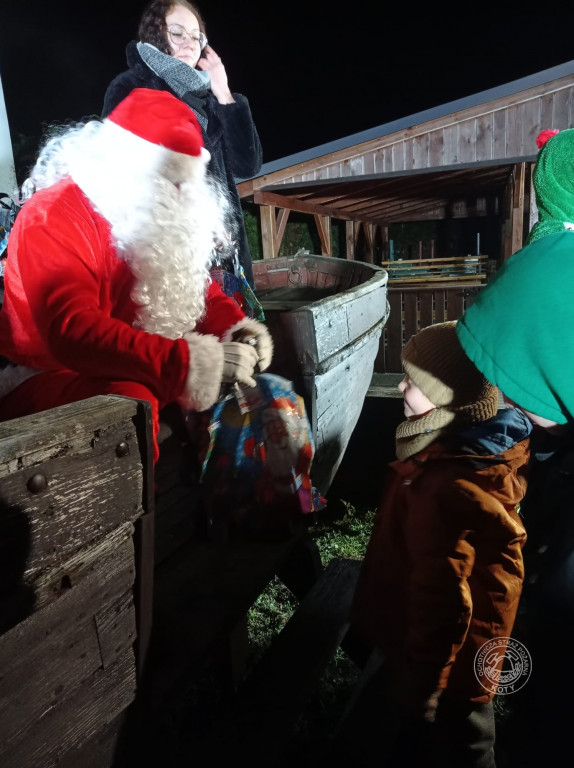 Zamiast reniferów były alpaki, mikołajki z druhami