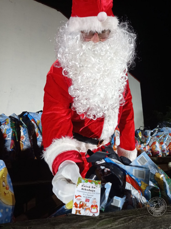 Zamiast reniferów były alpaki, mikołajki z druhami