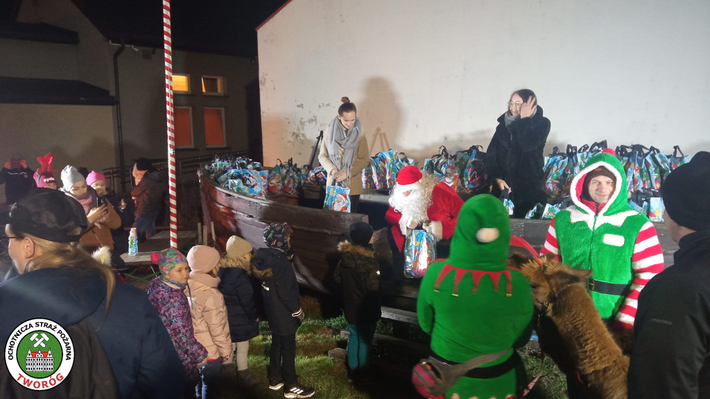 Zamiast reniferów były alpaki, mikołajki z druhami