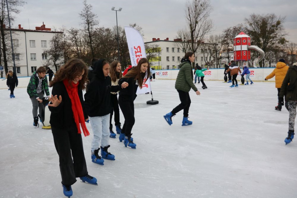 W Piekarach Śląskich otwarto lodowisko