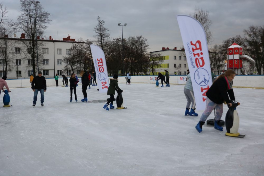 W Piekarach Śląskich otwarto lodowisko