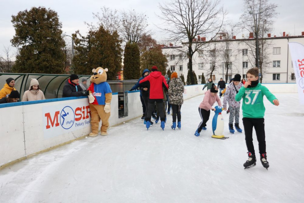 W Piekarach Śląskich otwarto lodowisko