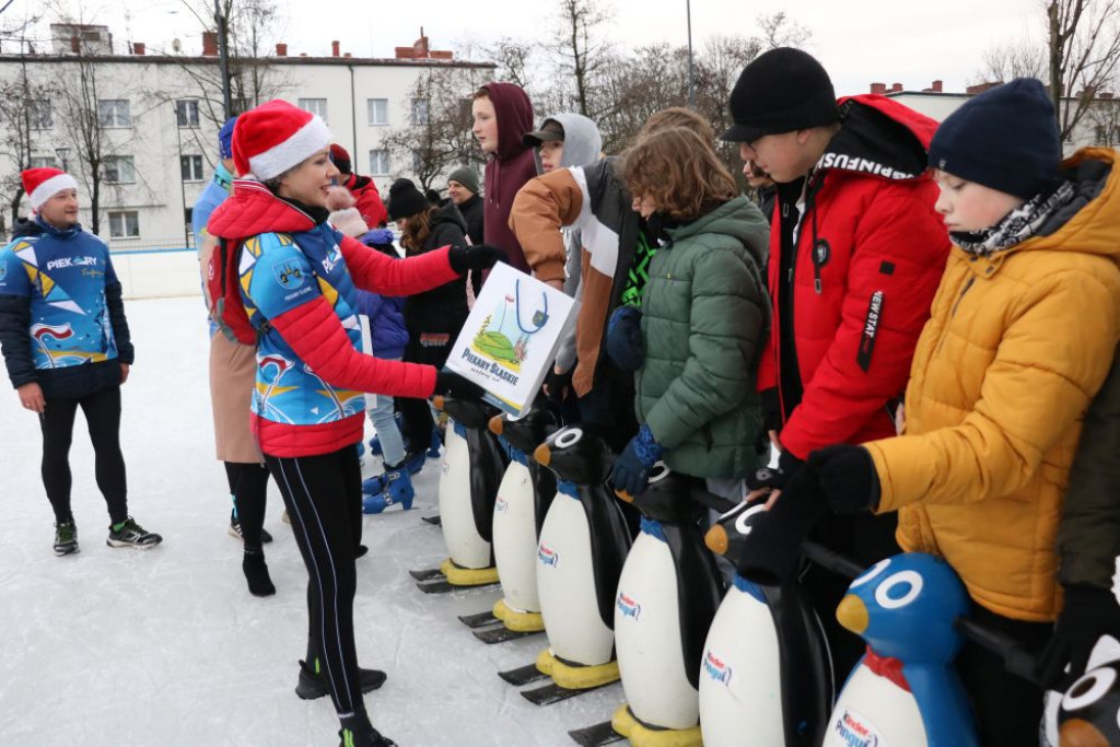 W Piekarach Śląskich otwarto lodowisko