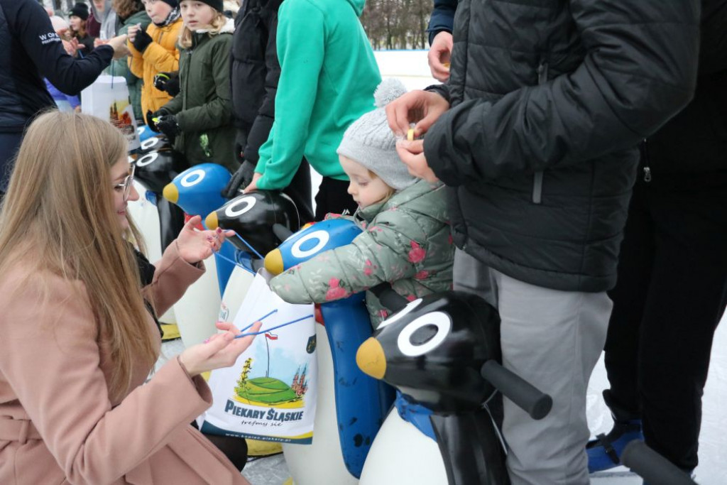 W Piekarach Śląskich otwarto lodowisko