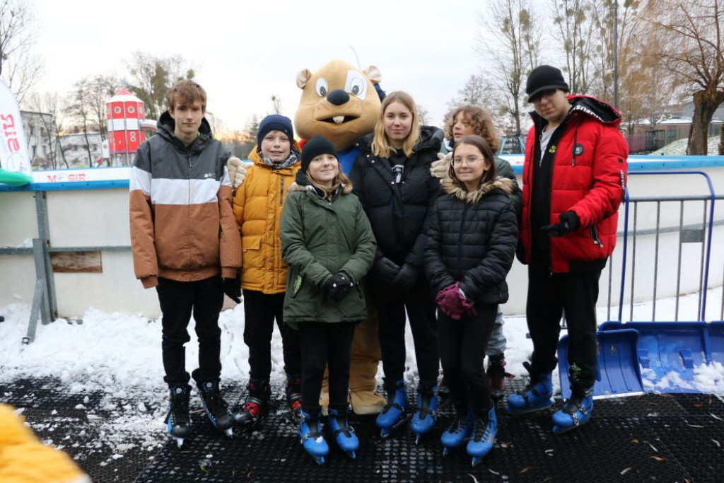 W Piekarach Śląskich otwarto lodowisko