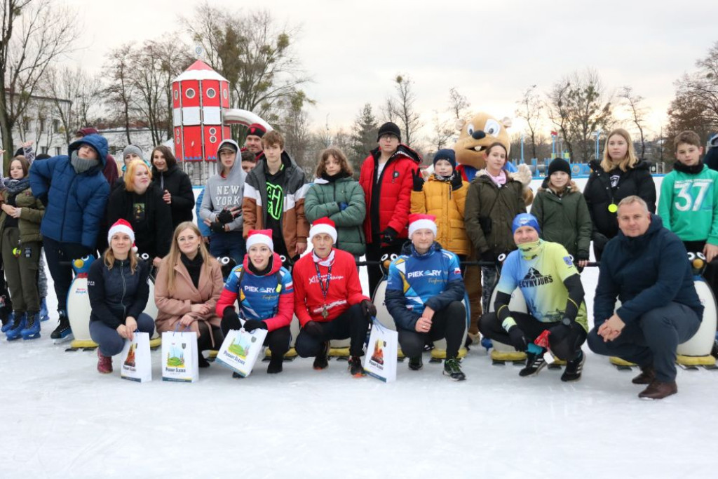 W Piekarach Śląskich otwarto lodowisko
