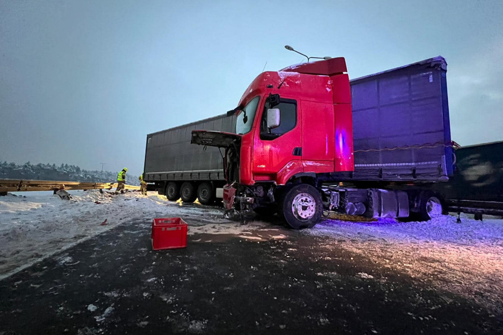 Ślisko na S1. W Pyrzowicach tir uderzył w barierki