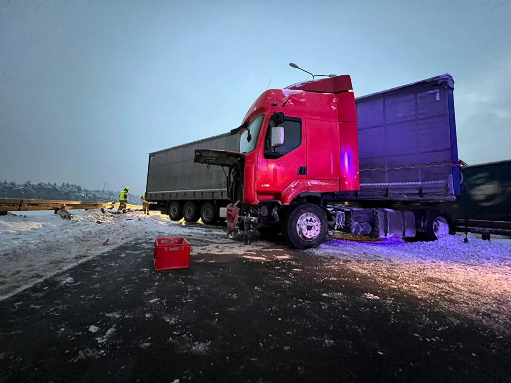 Ślisko na S1. W Pyrzowicach tir uderzył w barierki