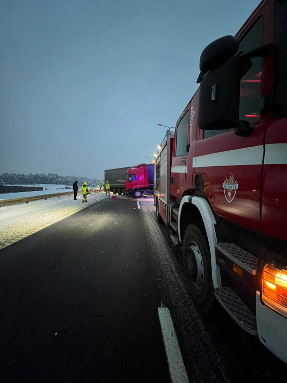 Ślisko na S1. W Pyrzowicach tir uderzył w barierki